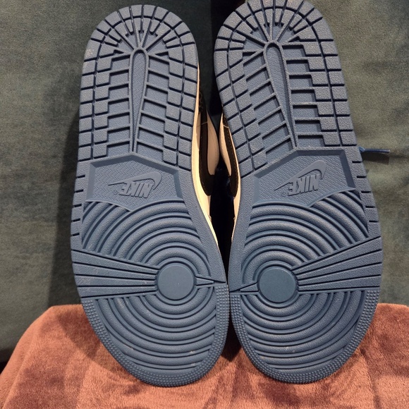 Air Jordan 1 Low SE 'True Blue' - Men's Size: 7/ Women's Size: 8.5 - Picture 2 of 5